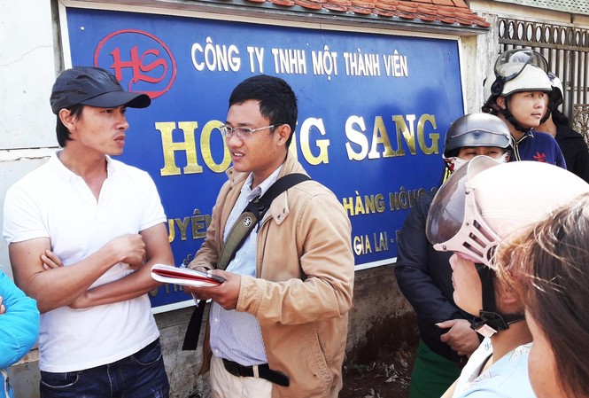Hàng trăm người vây công ty nông sản ở Gia Lai vì nghi vỡ nợ Hàng trăm người dân đến trước cổng công ty Hoàng Sang.