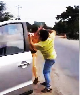 Đang xác minh clip CSGT Gia Lai bị người đàn ông đánh tới tấp Người đàn ông mặc áo vàng, quần jean liên tục đánh chiến sĩ CSGT