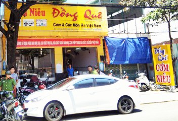 Tạm giữ hình sự một phóng viên vì nhận tiền doanh nghiệp Quán cơm Đồng Quê, nơi phóng viên Du Nghĩa nhận 50 triệu đồng của doanh nghiệp. Ảnh VOV