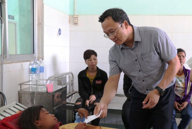 Vụ tai nạn 22 người thương vong: Xử lý nghiêm cả tài xế công nông Ông Khuất Việt Hùng đến thăm hỏi, hỗ trợ cho những nạn nhân trong vụ tai nạn xảy ra trên địa bàn xã An Trung