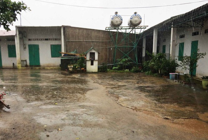Cảnh sát khám xét nhà nữ nghi can tra tấn dã man giúp việc 9X Khu nhà với nhiều phòng trọ được bà Hà thuê lại