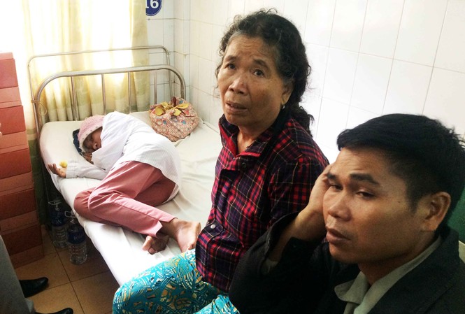 Anh rơi nước mắt khi thấy em gái bị tra tấn tới 'thân tàn ma dại' Mẹ ruột Y Nhiêu cùng đưa con gái đi giám định pháp y