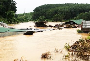 Hàng trăm người dân vùng biên ở Kon Tum bị cô lập do mưa lũ Lũ quét khiến nhiều căn nhà tại xã Ia Đal bị ngập hoàn toàn
