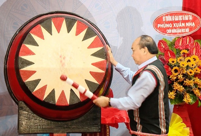 Thủ tướng chung vui cùng học sinh vùng cao biên giới Kon Tum Thủ tướng đánh trống khai trường năm học mới 2018 - 2019 tại Trường phổ thông Dân tộc nội trú huyện Tu Mơ Rông