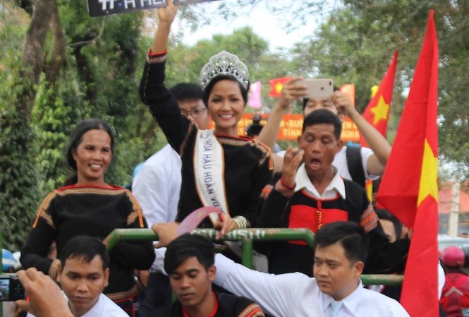 Đoàn 12 xe cày của buôn làng Ê Đê rước Hoa hậu H'Hen Niê về nhà Buôn làng đón H’Hen bằng máy cày