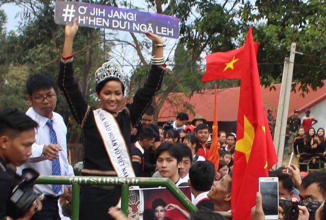 Hàng trăm dân Ê Đê vây chặt xe cày đón H'Hen Niê tại buôn làng Hàng trăm dân Ê Đê vây chặt xe cày đón H'Hen Niê tại buôn làng