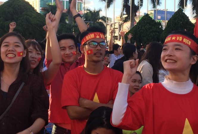 Hàng trăm CĐV Buôn Ma Thuột đội nắng đổ ra đường cổ vũ U23 Việt Nam Hàng trăm CĐV Buôn Ma Thuột đội nắng đổ ra đường cổ vũ U23 Việt Nam