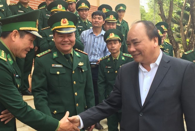 Giữ gìn biên giới hòa bình và chăm lo đời sống cho dân Thủ tướng thăm hỏi cán bộ, chiến sĩ biên phòng Đắk Nông.
