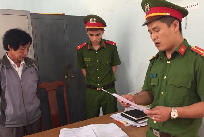 Bắt hiệu trưởng nhận 300 triệu đồng 'chạy việc' Công an đọc lệnh bắt tại trụ sở UBND xã Hòa An
