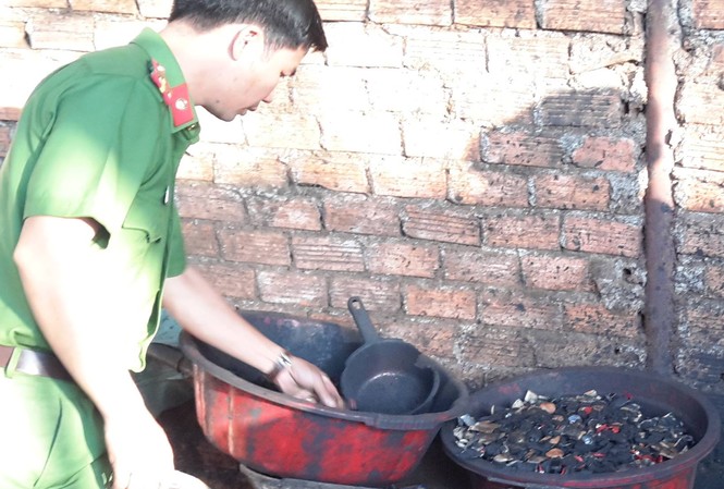 Phát hiện cơ sở nhuộm đen cà phê bằng bột pin Phát hiện cơ sở nhuộm đen cà phê bằng bột pin
