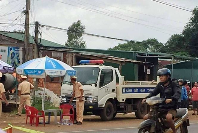 Hỗ trợ gia đình thí sinh có mẹ tử vong do tai nạn khi đưa con đi thi Hiện trường vụ tai nạn làm chị H. tử vong. Ảnh Vũ Long