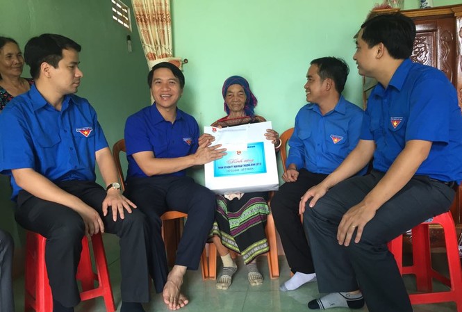 Trung ương Đoàn thăm, tặng quà Mẹ Việt Nam Anh hùng tỉnh Đắk Lắk Đồng chí Nguyễn Ngọc Lương (thứ 2, từ trái qua) tặng quà mẹ H'Bai
