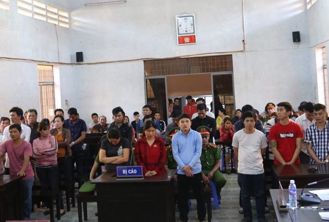 Hàng chục năm tù cho 40 bị cáo đánh bạc, tổ chức đánh bạc Các bị cáo tại phiên tòa sơ thẩm.