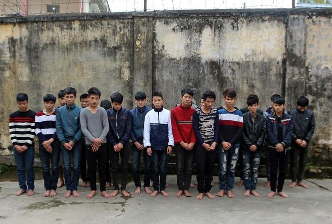 Mâu thuẫn trượt patin, trai làng đánh chết người Các đối tượng trong nhóm của Lương Văn Du tại cơ quan điều tra.