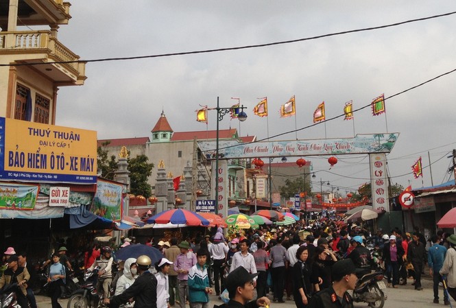 Du khách ken đặc phiên chợ “mua may bán rủi” Du khách ken đặc dự chợ Viềng – Nam Định ngày 6/2/2014. Ảnh: Tuấn Nguyễn.