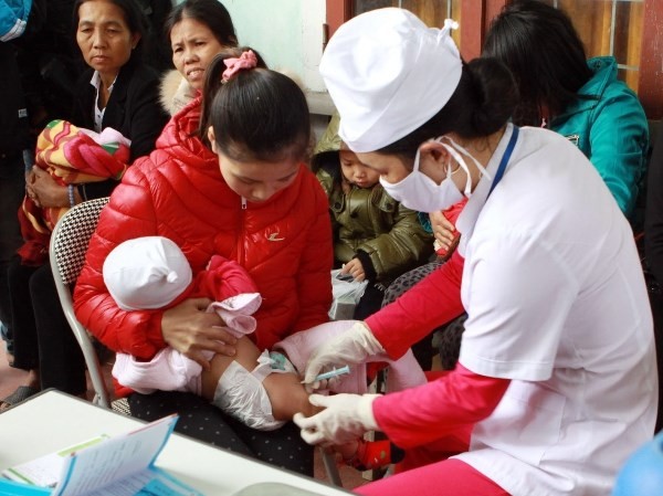 Ngành y thừa nhận sởi bùng phát do Nhân viên y tế tiêm phòng cho trẻ nhỏ. (Ảnh: TTXVN)