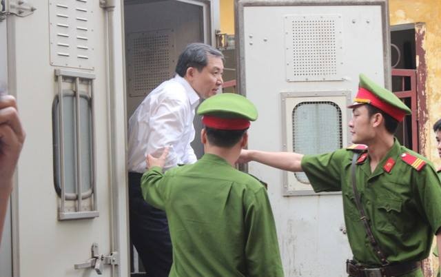 Cân lên bán sắt vụn, ụ nổi 83M chưa được 50 tỷ đồng Dẫn giải Dương Chí Dũng đến tòa. Ảnh: Bảo Thắng