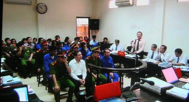 Vẫn đề nghị tử hình Dương Chí Dũng, Mai Văn Phúc Tranh luận tại phiên xét xử Dương Chí Dũng sáng nay, 29/4. Ảnh: Bảo Thắng