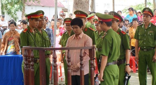 Đứng trước nhà hàng xóm chửi vợ, bị đâm chết Nguyễn Văn Phú nghe tòa tuyên án.