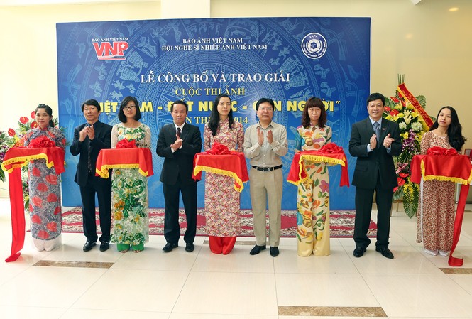 Trao giải Cuộc thi ảnh 'Việt Nam – Đất nước – Con người' Cắt băng khai mạc triển lãm ảnh “Việt Nam – Đất nước – Con người” lần thứ 6 – 2014. Ảnh: Trịnh Văn Bộ
