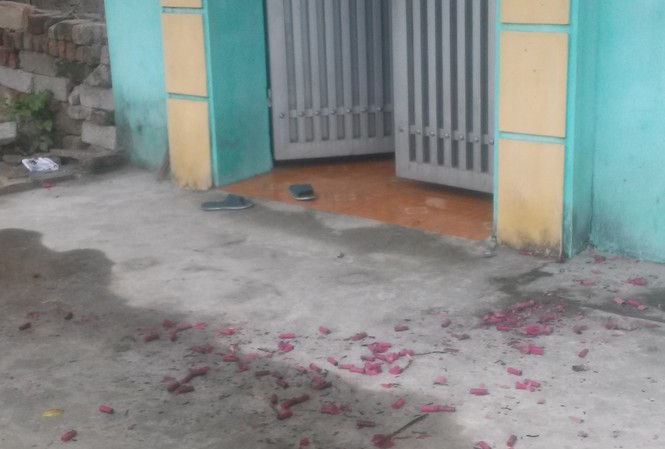 Pháo nổ ở Hà Nam: Người dân nói có, công an bảo không Xác pháo đỏ trước cửa một hộ thuộc xã Liêm Tiết, thành phố Phủ Lý. Ảnh: Đồng Văn