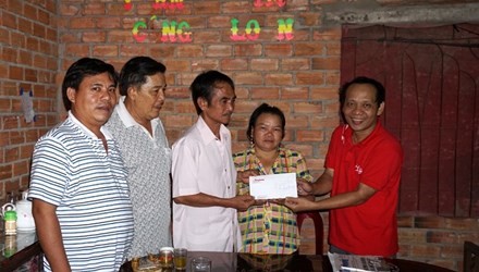 Bộ Tư pháp nói chưa có cơ sở để ứng tiền cho ông Nén Ngày 28/12, PV Tiền Phong trao cho vợ chồng ông Huỳnh Văn Nén 40 triệu đồng do Cty Cổ phần Phát triển nhà Thủ Đức tặng để ông Nén sửa nhà.