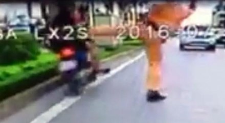 CSGT vung chân chặn bắt người vi phạm: Do “buộc phải tự vệ”? Ảnh cắt từ clip