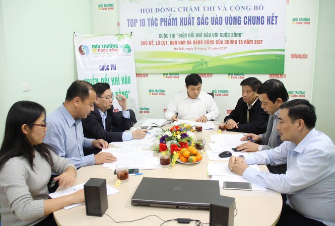 10 tác phẩm vào chung kết cuộc thi “Biến đổi khí hậu với cuộc sống” Ban Giám khảo chấm các tác phẩm dự thi tại vòng chung kết cuộc thi “Biến đổi khí hậu với cuộc sống”.