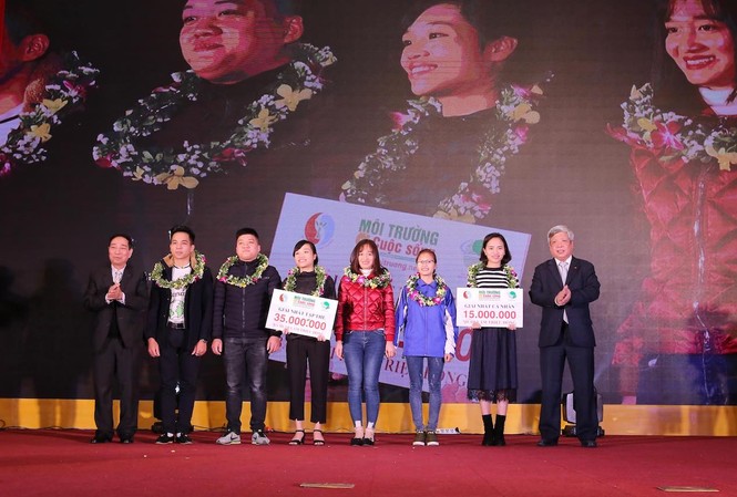 Trao giải cuộc thi “Biến đổi khí hậu với cuộc sống” Ông Nguyễn Linh Ngọc, Thứ trưởng Bộ Tài nguyên và Môi trường trao giải Nhất cá nhân và Nhất tập thể của cuộc thi.