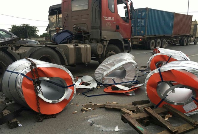 Hoảng hồn vì 6 cuộn tôn trên container 'phi thân' xuống đường Hoảng hồn vì 6 cuộn tôn trên container 'phi thân' xuống đường