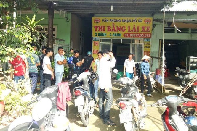 Giáo viên ôm tiền bỏ trốn, học viên bao vây trụ sở Giáo viên ôm tiền bỏ trốn, học viên bao vây trụ sở