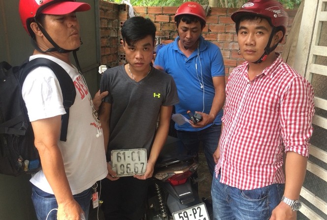Thanh niên cạy cửa nhà trộm xe bị 'hiệp sĩ' tóm gọn Thanh niên cạy cửa nhà trộm xe bị 'hiệp sĩ' tóm gọn