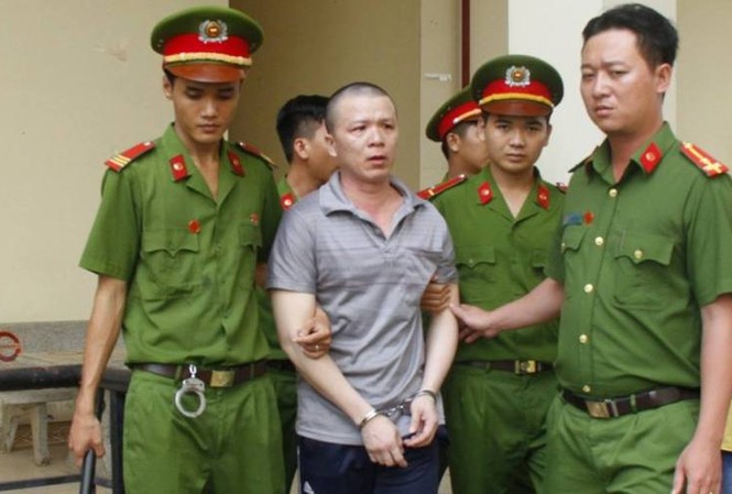 Người đàn ông dùng dao đâm 2 người thương vong trước cửa nhà Người đàn ông dùng dao đâm 2 người thương vong trước cửa nhà