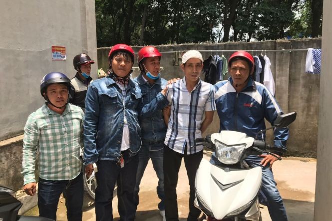 Rình bắt kẻ lấy xe phát hiện tụ điểm sử dụng ma túy Đối tượng lấy xe bạn không trả (thứ 2 từ phải qua) bị mời về công an làm việc