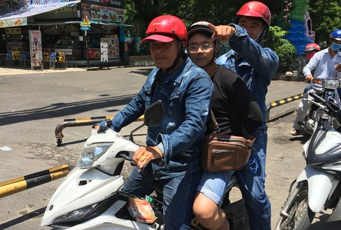 Hai cô gái bị thanh niên 'mạng' lừa lấy xe máy Hai cô gái bị thanh niên 'mạng' lừa lấy xe máy