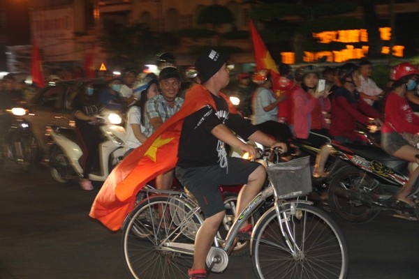 Mẹ tiền đạo Anh Đức đoán đúng tỉ số, triệu con tim “đi bão” đến khuya Mẹ tiền đạo Anh Đức đoán đúng tỉ số, triệu con tim “đi bão” đến khuya