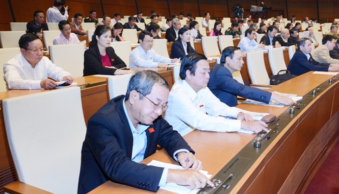 Nhập cảnh Việt Nam là được mua nhà Các đại biểu Quốc hội bấm nút biểu quyết thông qua Luật Nhà ở (sửa đổi) ngày 25/11. Ảnh: Như Ý.