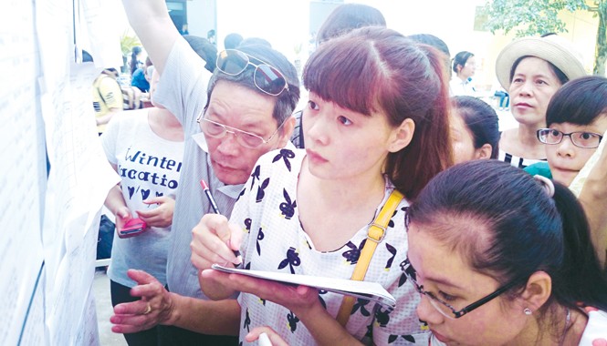 Tuyển sinh 2015: Các trường bối rối, Bộ vẫn đang bàn Thấp thỏm xem điểm thi và hồi hộp chờ giấy báo nguyện vọng. Ảnh: Như Ý.