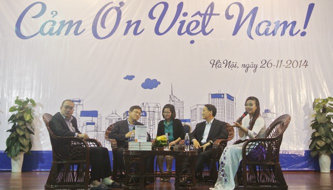 Cần 10 năm để đào tạo một giám đốc người Việt Ông Shim Won Hwan (thứ hai từ trái sang) trong cuộc trao đổi với sinh viên trường ĐH Kinh tế quốc dân. Ảnh: Đức Huy.