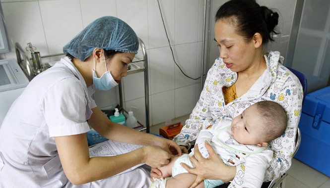 9,5 triệu trẻ đã được tiêm vắc-xin Sởi Rubella Tiêm vắc-xin cho trẻ tại phòng tiêm chủng thuộc Trung tâm Y tế dự phòng 70 Nguyễn Chí Thanh - Hà Nội. Ảnh: Ngọc Châu.