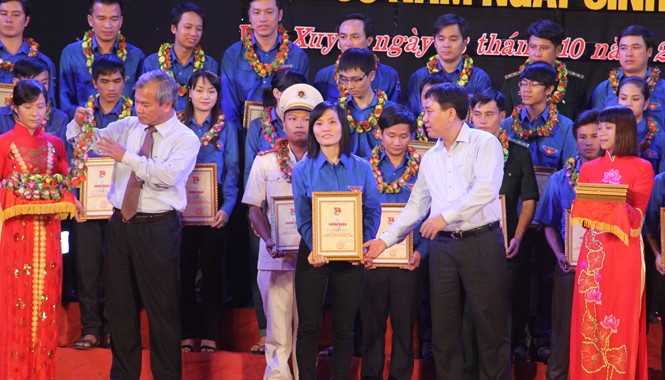 Nữ sinh hiến máu suốt đời cho bệnh nhân nghèo Nguyễn Thị Mai Sao được vinh danh 1 trong 16 gương mặt tiêu biểu của tuổi trẻ Hà Tĩnh dịp kỷ niệm 100 năm ngày sinh Anh hùng Lý Tự Trọng.
