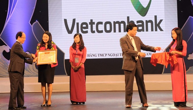 Vietcombank hỗ trợ hơn 30 tỷ đồng cho Quỹ hỗ trợ miền Trung Vietcombank hỗ trợ hơn 30 tỷ đồng cho Quỹ hỗ trợ miền Trung