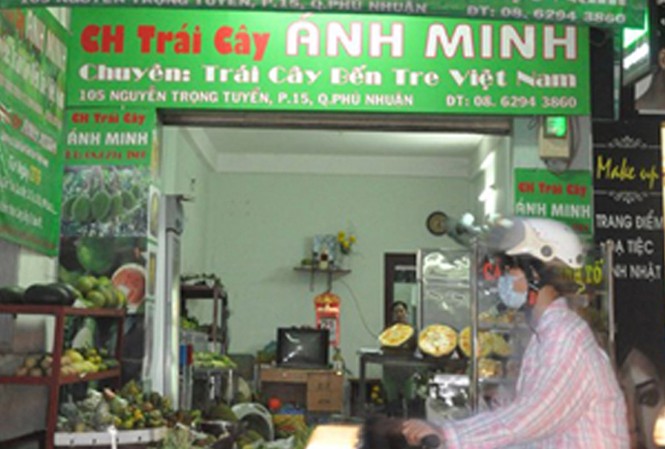Tài sản tham nhũng đi đâu hết? Căn nhà số 105 Nguyễn Trọng Tuyển (TPHCM) đang được cho thuê bán hoa quả. Ảnh: Huy Thịnh.