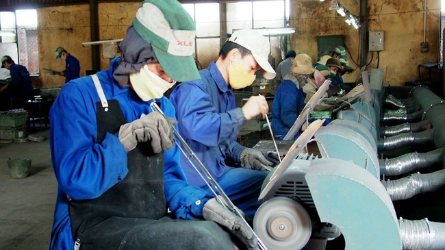 Năng suất lao động Việt Nam chỉ bằng Lào Năng suất và lương của lao động Việt Nam thuộc nhóm thấp nhất khu vực. Ảnh: Như Ý.