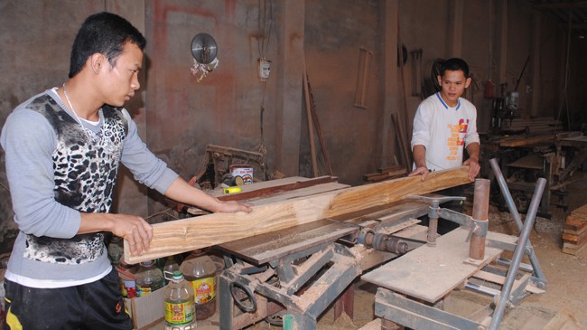 Chuyện cơm áo của hai anh em mồ côi Anh em Thọ (phải), Thực (trái) tại xưởng mộc do mình làm chủ Ảnh: Duy Ngợi
