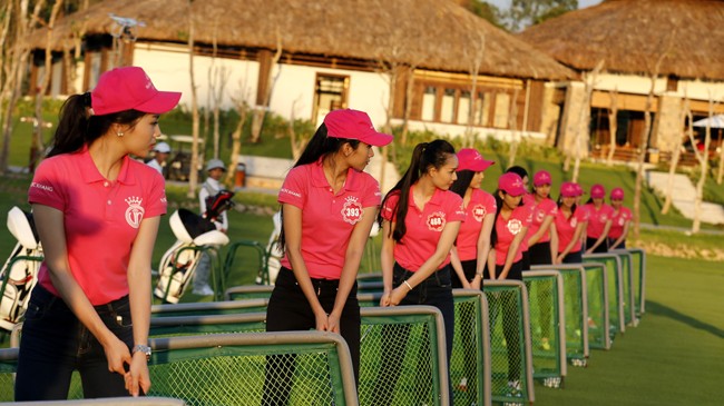Chiều Vinpearl Thí sinh hoa hậu trên sân golf đẳng cấp quốc tế của Vinpearl Phú Quốc. Ảnh: Hồng Vĩnh.