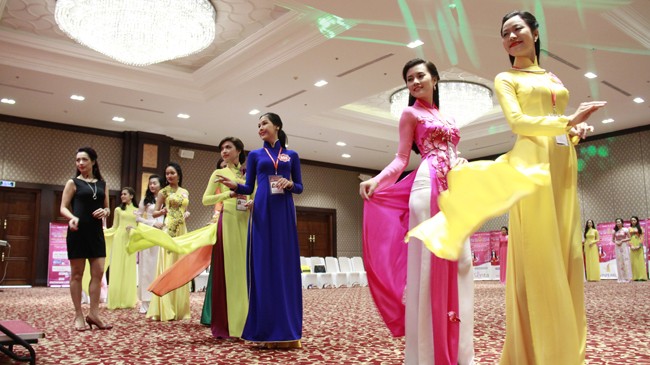 Khổ luyện trên sàn catwalk Thí sinh tập diễn catwalk với trang phục áo dài. Ảnh: Trường Phong.