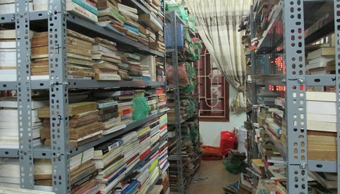 Người “ôm” vạn rưỡi cuốn sách cũ Hiện tại, anh đang sở hữu 15.000 cuốn sách cũ với các thể loại phong phú.