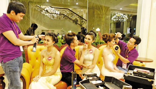 “Phù thủy sắc đẹp” và chuyện hậu trường Các chuyên gia trang điểm cho các thí sinh dự thi Hoa hậu Việt Nam 2014. Ảnh: Hồng Vĩnh.