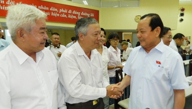 Tham nhũng tiền của dân là tội ác Bí thư Thành ủy TPHCM Lê Thanh Hải (ngoài cùng bên phải) tiếp xúc cử tri quận 10 ngày 29/11.